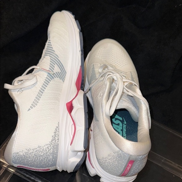 Nike White Athletic Shoes with Breathable Mesh and Sleek Design - Picture 9 of 14